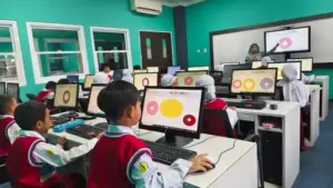 Asyiknya Belajar TIK, Siswa Kelas 1 SD Mumtaz Berkreasi Menggambar Menggunakan Komputer