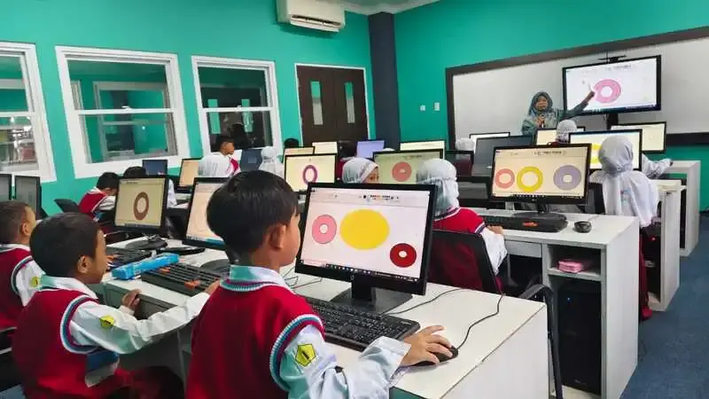 Asyiknya Belajar TIK, Siswa Kelas 1 SD Mumtaz Berkreasi Menggambar Menggunakan Komputer