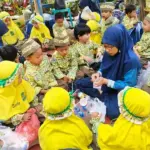 PAUD Aisyiyah V Sulap Tutup Botol Jadi Gantungan Kunci Bersama Petugas Bank Sampah