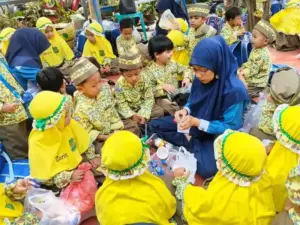 PAUD Aisyiyah V Sulap Tutup Botol Jadi Gantungan Kunci Bersama Petugas Bank Sampah