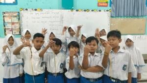 Siswa MIM 01 Pondok Modern Belajar Membuat Seni Makrame Asah Kreatifitas dan Ketelitian