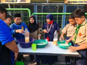 Farming Day: Siswa SD Sakri Belajar Olah Sampah Dapur Jadi Pupuk Organik