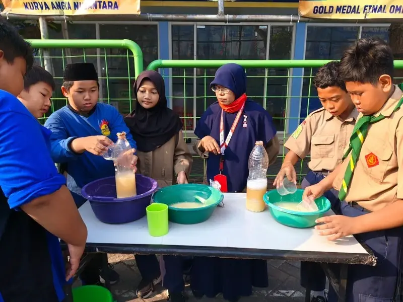 Farming Day: Siswa SD Sakri Belajar Olah Sampah Dapur Jadi Pupuk Organik
