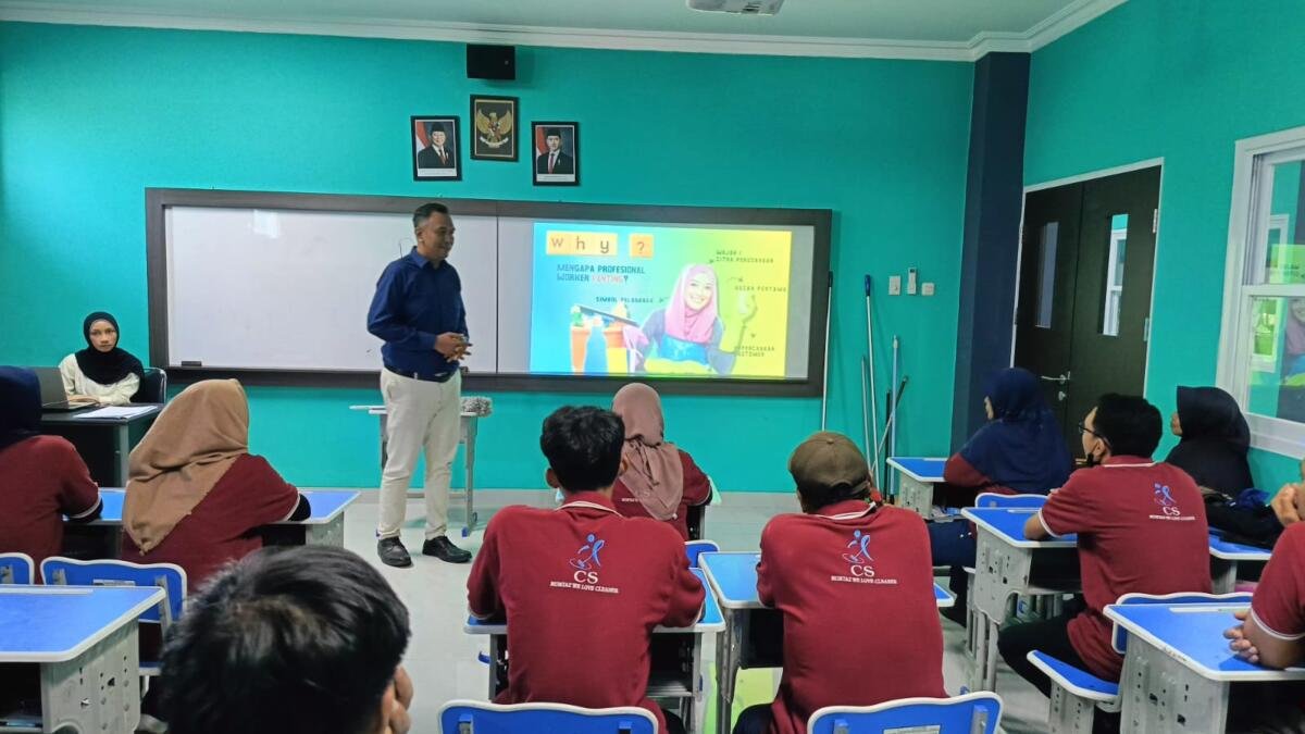 Bukan Sekadar Membersihkan, Tim Cleaning Service SD Mumtaz Dibekali Keterampilan Profesional