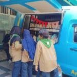 Siswa Sekolah Kreatif Baratajaya Serbu Momoling