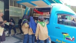 Siswa Sekolah Kreatif Baratajaya Serbu Momoling