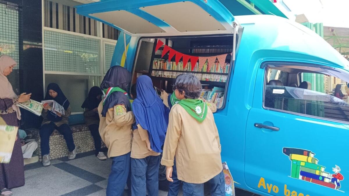 Siswa Sekolah Kreatif Baratajaya Serbu Momoling