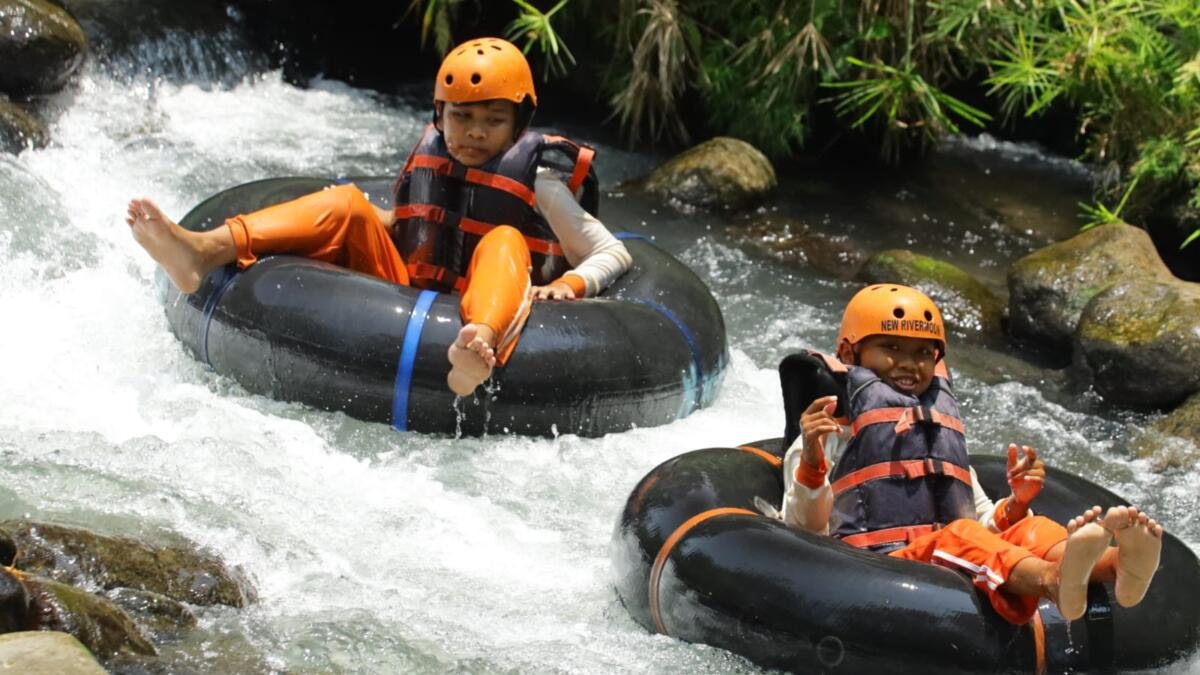 Murid SD Musaka Taklukkan Arus Sungai, River Tubing Jadi Penutup Rihlah Kemuhammadiyahan