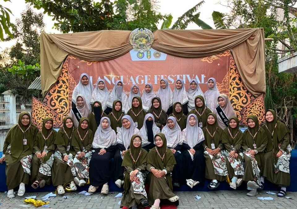 Language Festival IPM Al Mizan Tahfidz Putri: Satu Bahasa, Satu Pesan, Satukan Umat
