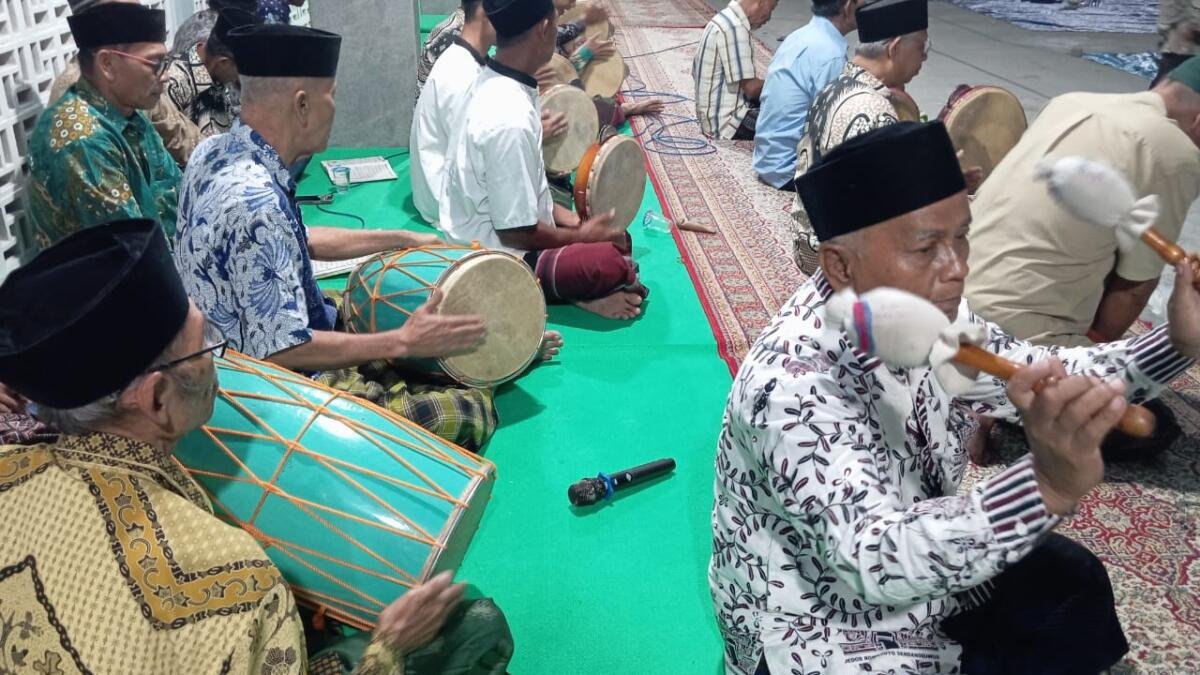 Tak Hiraukan Usia, Seniman Tua Tetap Semangat Tabuh Jidor di Dasawarsa ke-4 Al-Ishlah