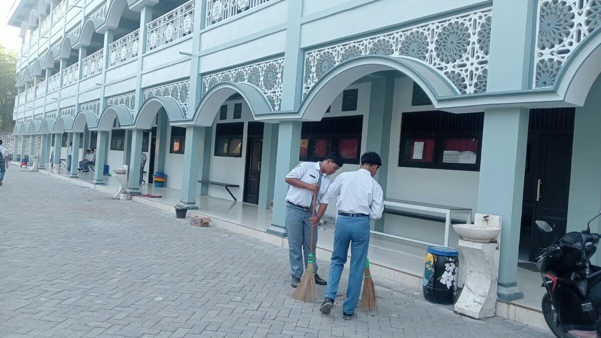 Budaya Piket Menyapu Tetap Dilestarikan, Ponpes Al-Ishlah Sendangagung Didik Santri Mandiri dan Bertanggung Jawab