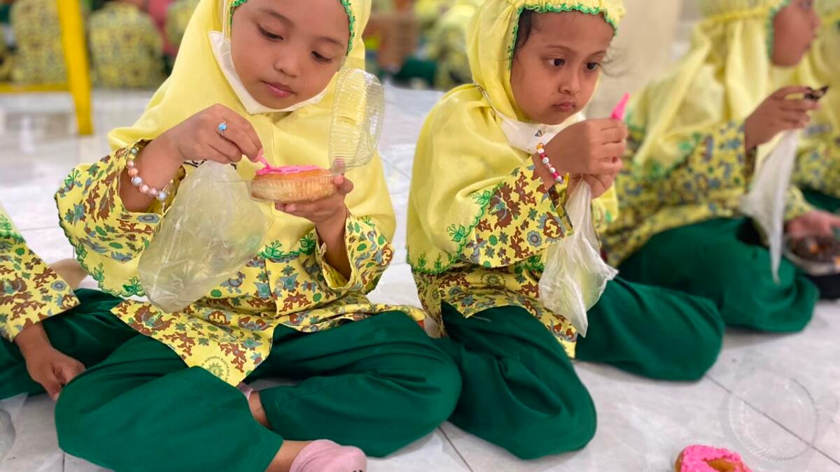 Ceria dan Kreativitas Siswa TK ABA XI Giri Menghias Donat di SD Muri