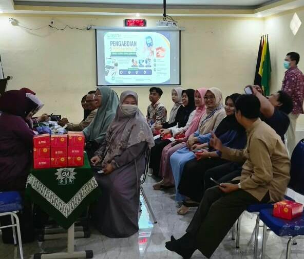 Dosen Umsura Kolaborasi dengan SMP Muhammadiyah 10 Surabaya Gelar Pemeriksaan Kesehatan dan Pendampingan Pembukuan