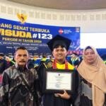 Dari Kangean ke Kampus Putih, Rizal Menaklukkan Jarak dan Lulus dengan IPK 3,96