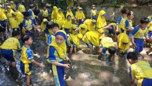 CPA 2 SD Muhammadiyah 18 Surabaya Belajar Mandiri dan Berani di Sebani Waterpark