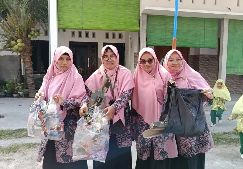 Tanamkan Kepedulian Sejak Dini, TK ABA 07 Padangbandung Gelar Kegiatan Peduli Lingkungan