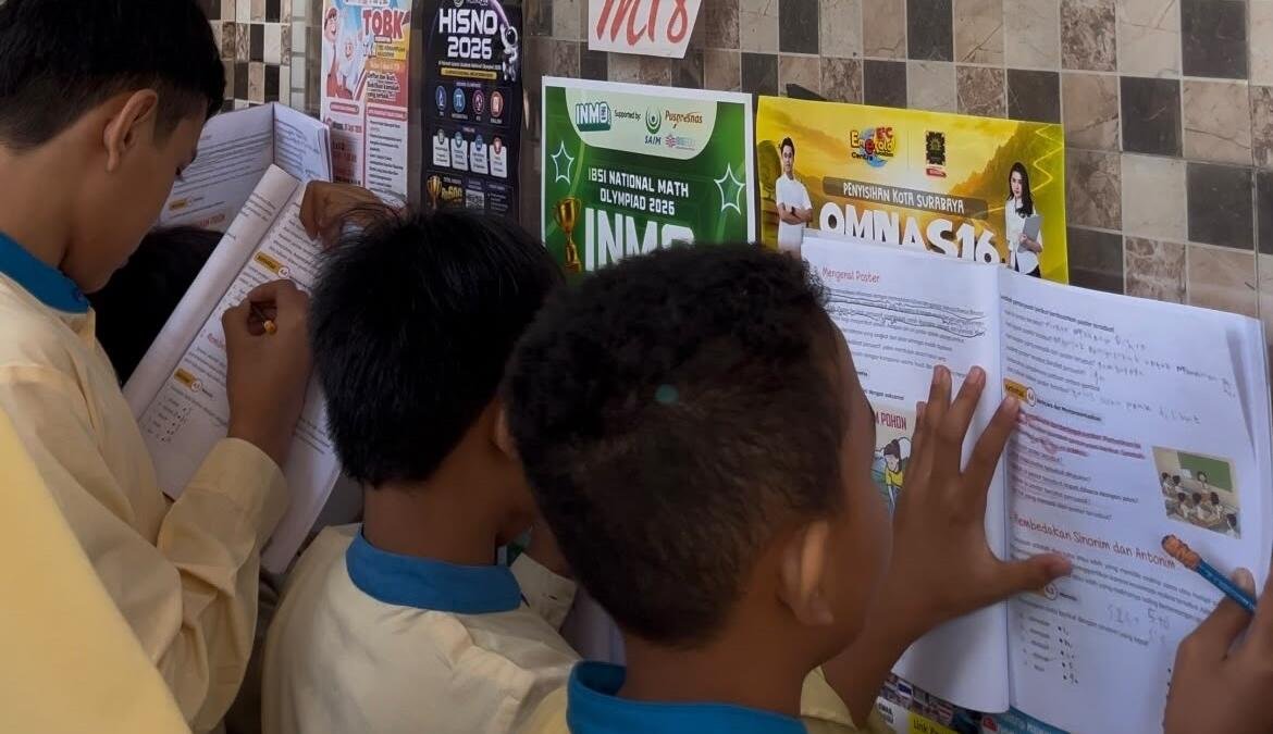 Dari Soal Buku Paket ke Praktik Nyata: Siswa Kelas 6 SDM 18 Surabaya Dalami Isi Poster