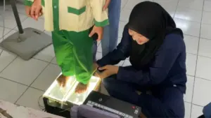 Mahasiswa Fisioterapi UMS Kembangkan Alat Skrining Lengkung Kaki Anak