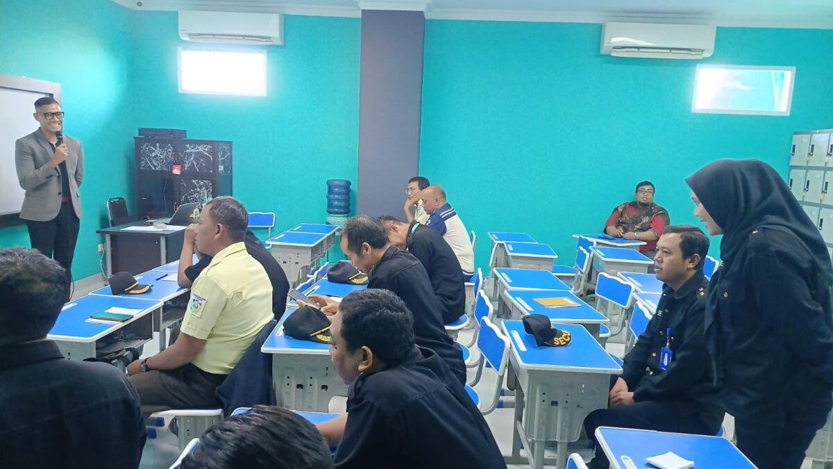 Tak Hanya Jaga Keamanan, Security SD Mumtaz dan AUM Belajar Service Excellence