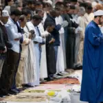 Berdiri Berdialog, Bersujud Mendekat kepada Allah