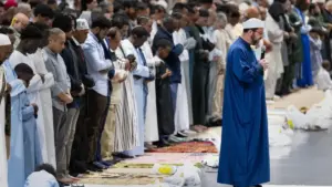 Berdiri Berdialog, Bersujud Mendekat kepada Allah