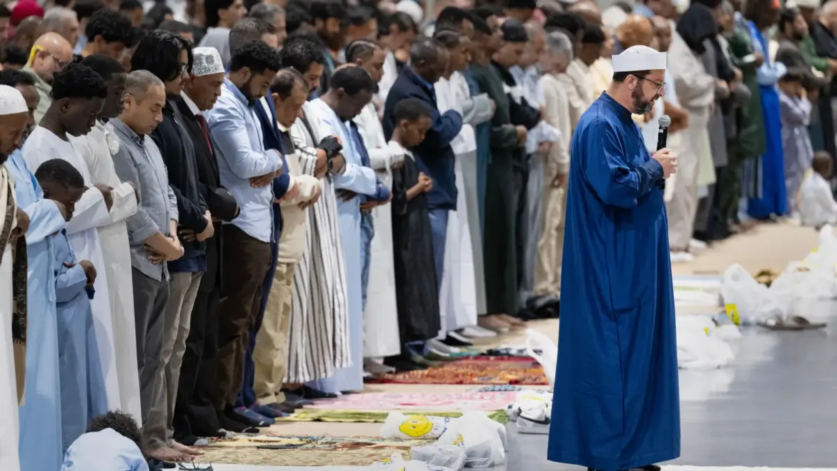Berdiri Berdialog, Bersujud Mendekat kepada Allah