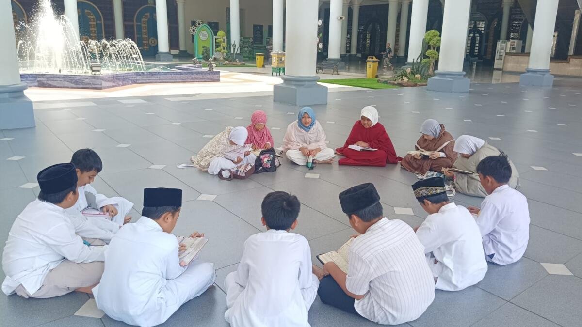 Laskar Al Qosam-IPM Sekolah Kreatif Baratajaya Belajar dari Masjid Al Akbar