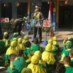 Satlantas Bojonegoro Edukasi Rambu Lalu Lintas kepada Anak PAUD ABA Percontohan