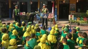 Satlantas Bojonegoro Edukasi Rambu Lalu Lintas kepada Anak PAUD ABA Percontohan