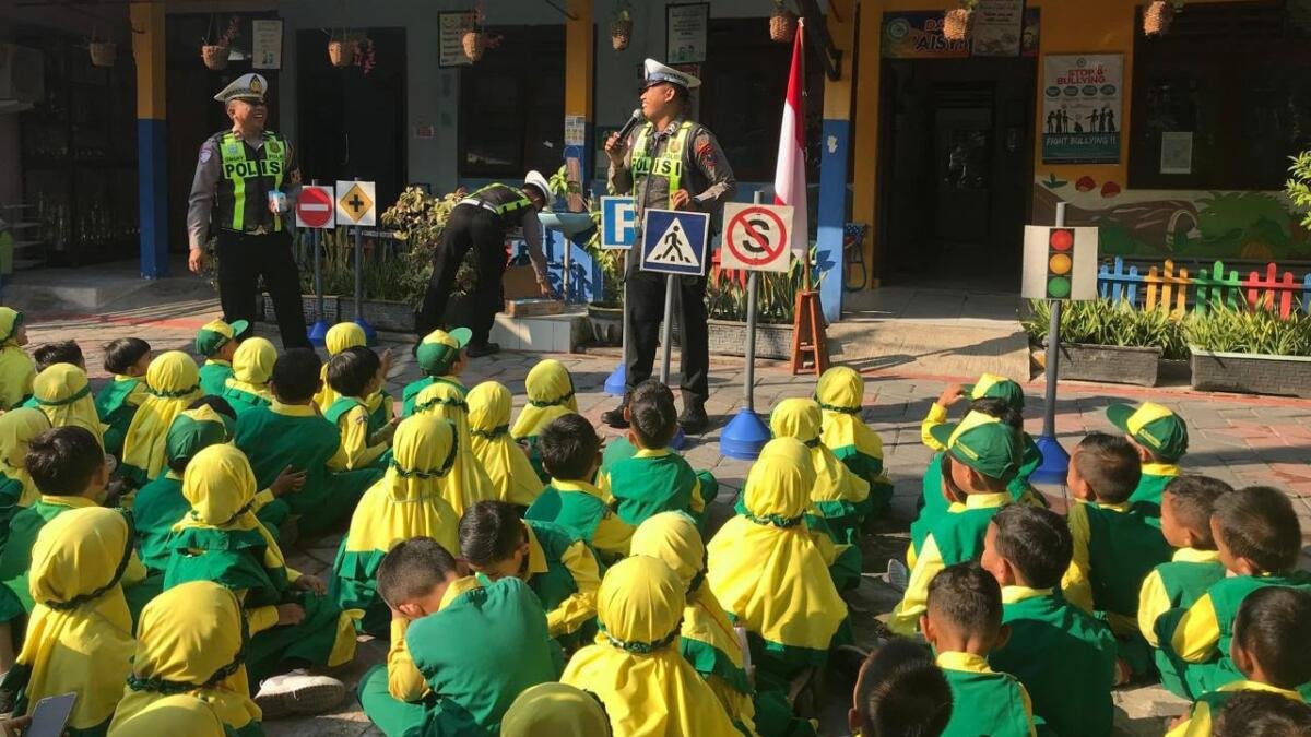 Satlantas Bojonegoro Edukasi Rambu Lalu Lintas kepada Anak PAUD ABA Percontohan