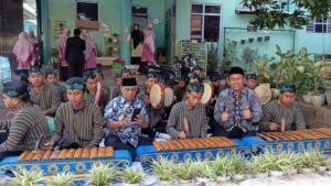 Asyik Menikmati Jidor, Anggota DPRD Jatim Husnul Aqib Lompat ke Panggung Surya Nada