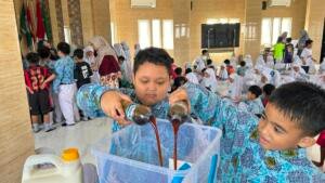 Serunya Belajar Mengenal Kearifan Lokal, Siswa Kelas 2 Membuat Es Cendol