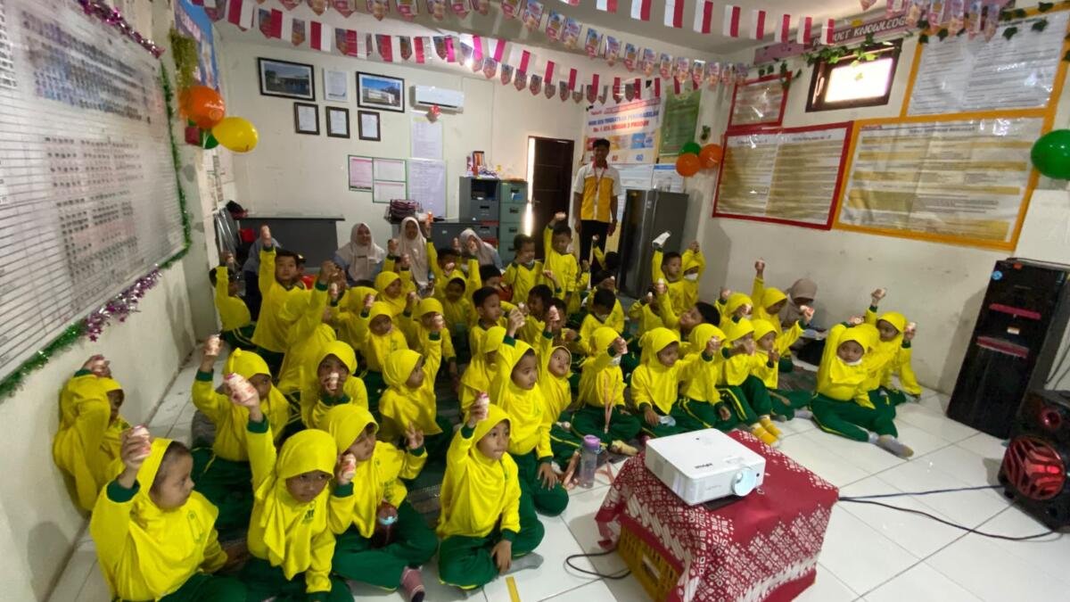 Kunjungi Pabrik Yakult, Murid TK ABA Percontohan Belajar Menjaga Kesehatan