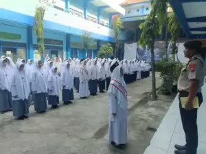 Apel Senin MA Muhammadiyah 9 Mizan Lamongan, Hadir Polres Lamongan Sampaikan Pesan Bijak Bermedia Sosial