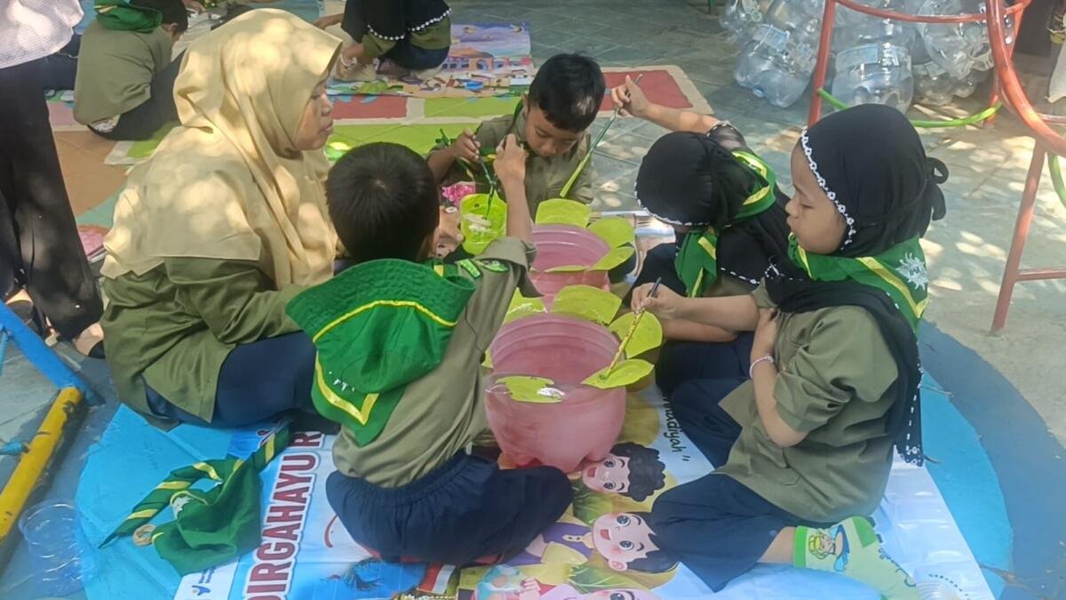 Gelinding PAUD Aisyiyah II Kota Probolinggo, Galon Bekas Disulap Jadi Pot Bunga Cantik