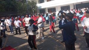 Mendikdasmen Abdul Mu’ti Ajak Ratusan Siswa di Kota Batu Senam Anak Indonesia