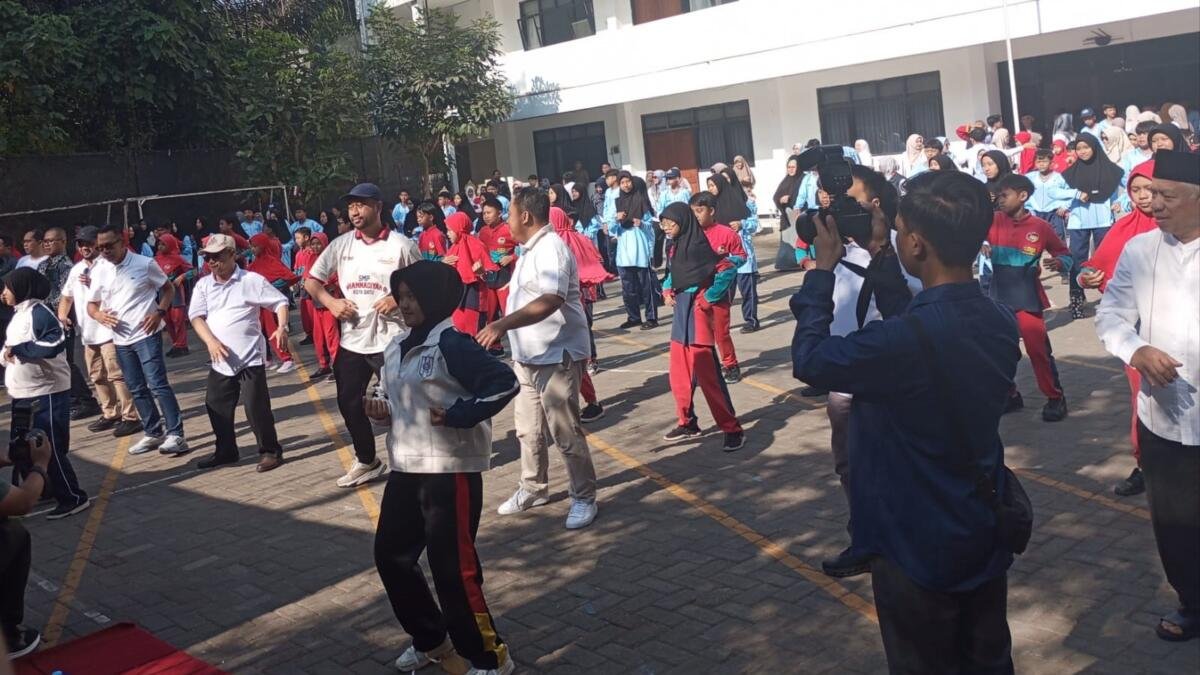 Mendikdasmen Abdul Mu’ti Ajak Ratusan Siswa di Kota Batu Senam Anak Indonesia