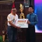 Raih Juara 1, Tim Gerak Jalan Putra MA Muhammadiyah 9 Al-Mizan Terima Piala di Pendopo Lamongan