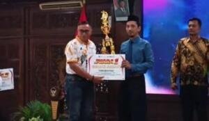 Raih Juara 1, Tim Gerak Jalan Putra MA Muhammadiyah 9 Al-Mizan Terima Piala di Pendopo Lamongan
