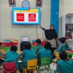 Siswa Kelas V SD Muhammadiyah 16 Surabaya Belajar Mengajak Lewat Pidato Persuasif