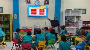 Siswa Kelas V SD Muhammadiyah 16 Surabaya Belajar Mengajak Lewat Pidato Persuasif
