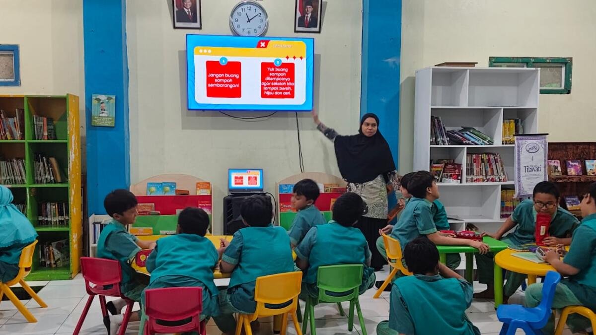 Siswa Kelas V SD Muhammadiyah 16 Surabaya Belajar Mengajak Lewat Pidato Persuasif