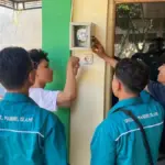 Mahasiswa KKN UMG Pasang Lampu Otomatis Berbasis Timer di Desa Ngembung