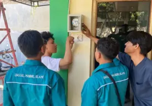 Mahasiswa KKN UMG Pasang Lampu Otomatis Berbasis Timer di Desa Ngembung