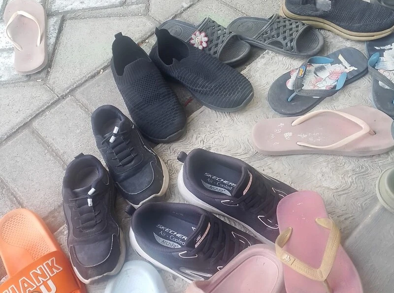 Tersandung Filosofi Sandal di Depan Musala MI Megah