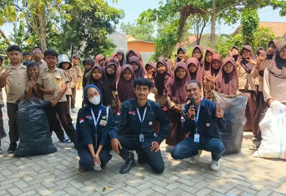 Dari Sampah Menjadi Berkah, KKM UMC Revitalisasi Bengkel Sampah Desa Ciledug Wetan