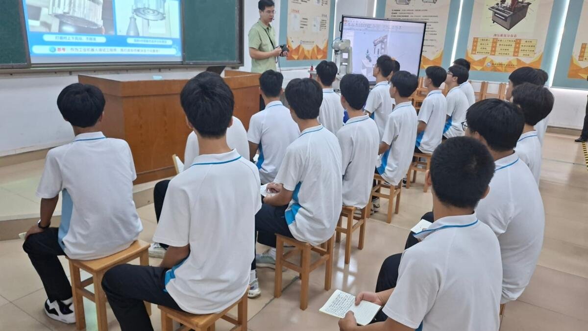 Robot Mengantar, AI Mengajar di Shunde Liang Qiuju Foshan