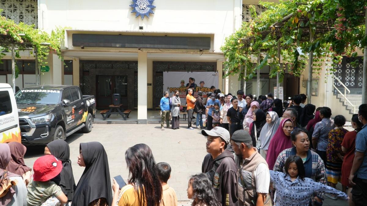 Lazismu Jabar Bagikan 1.000 Porsi Makanan Gratis untuk Pejuang Nafkah di Masjid Raya Mujahidin
