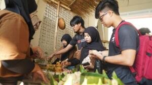 LeX Singapore Polytechnic-Umsura Kembangkan Inovasi Pecel Semanggi dan Peternakan Ayam