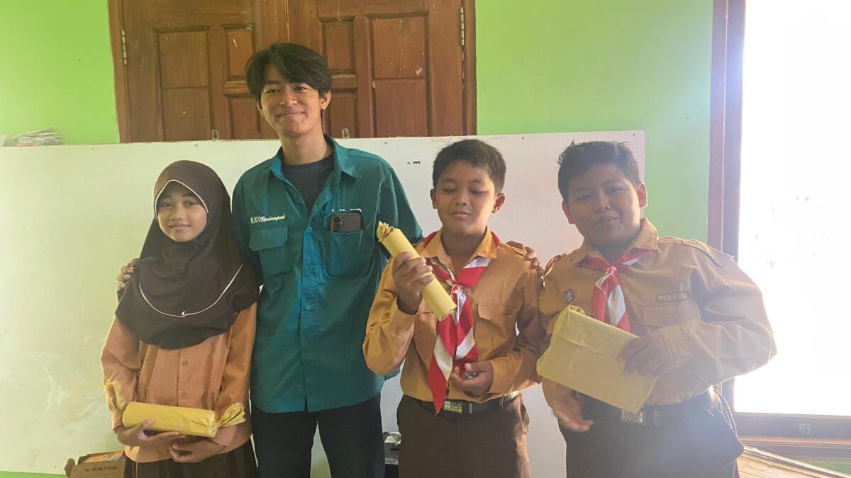 Mahasiswa KKN Universitas Muhammadiyah Gresik Kenalkan Dunia Maritim kepada Siswa SD